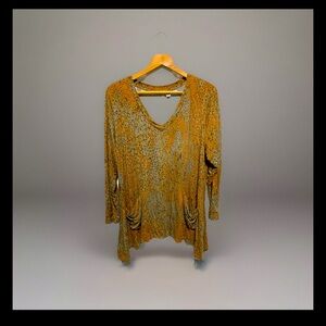 LOGO Women's Gray/Gold Watercolor Print Long Sleeve Top 1X Pockets Sharkbite Hem